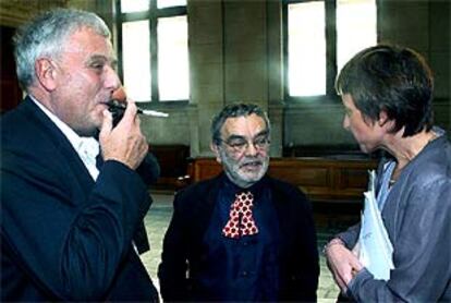 Philippe Sollers, a la izquierda, junto a Fernando Arrabal y Josyane Savigneau, minutos antes del juicio.
