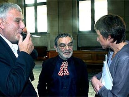 Philippe Sollers, a la izquierda, junto a Fernando Arrabal y Josyane Savigneau, minutos antes del juicio.