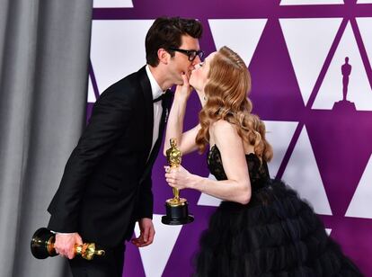 Guy Nattiv y su esposa, Jaime Ray, se besan después de recibir el Oscar como mejor cortometraje de ficción.