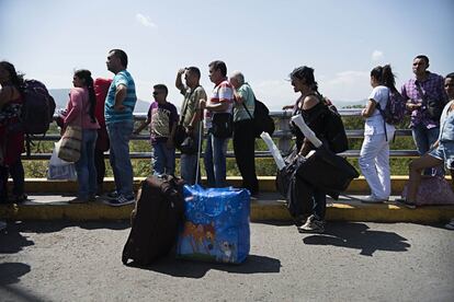 Colombianos y venezolanos hacen fila para cruzar la frontera por el puente Simón Bolívar.