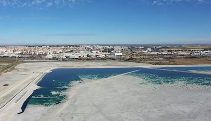 Vista aérea de la balsa número tres, con abundante agua ácida, y Huelva tras la vía del tren, en abril de 2019.