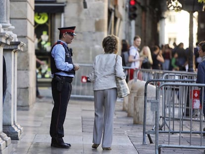Un mosso custodia la porta del Palau de la Generalitat, a Barcelona.