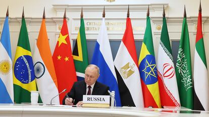El presidente ruso, Vladímir Putin, toma nota en el encuentro de los BRICS, este martes en Moscú.