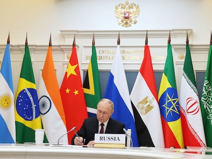 El presidente ruso, Vladímir Putin, toma nota en el encuentro de los BRICS, este martes en Moscú.