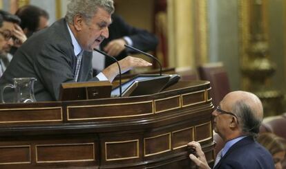 El presidente de la C&aacute;mara Baja, Jes&uacute;s Posada, y el ministro de Hacienda, Cristobal Montoro, durante un pleno del Congreso de los Diputados.