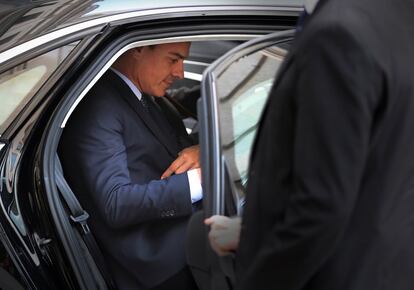 El candidato a la investidura Pedro Sánchez se introduce en su vehículo tras salir del Congreso de los Diputados, este martes.