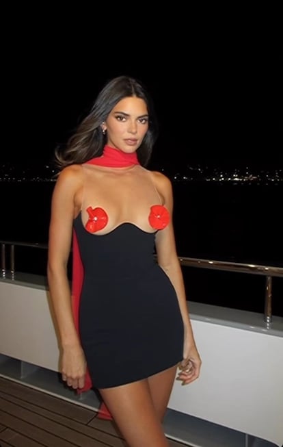 Hace solo unas semanas la modelo Kendall Jenner también quiso sumarse a esta sensual tendencia con este vestido de David Koma que compartió en su cuenta de Instagram. En este caso, las flores que decoran su pecho no son textiles, sino que están impresas en plástico en 3D.