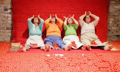 'Beatitud'. Cuadro 13 del Ciclo II del 'Evangelio según San Mateo', en la sugerente coreografía de Virgilio Sieni que usa a intérpretes no profesionales y de toda Italia. Cuatro recolectoras de tomate de Pezze di Greco (Puglia) realizan su 'performace' en el Teatro alle Tese del Arsenale de Venecia.