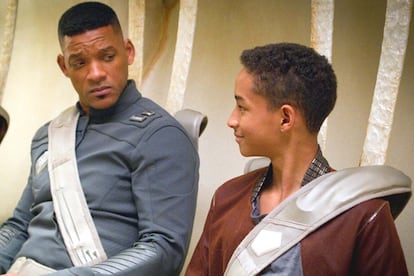 Will Smith y Jaden Smith - After Earth (2013)
Aunque finalmente Jaden Smith se ha decantado por la música y la moda, hubo un tiempo en que su padre creyó que sería su relevo. After Earth (2013) está basada en una idea del propio Will Smith, en la que, tras la muerte de un padre (él mismo), es el hijo (el suyo) el que debe abrirse camino en un mundo postapocalíptico. Esta fue la segunda vez que repetían como padre e hijo en la ficción. Con En busca de la felicidad (2006), además, Will Smith consiguió una nominación al Oscar.