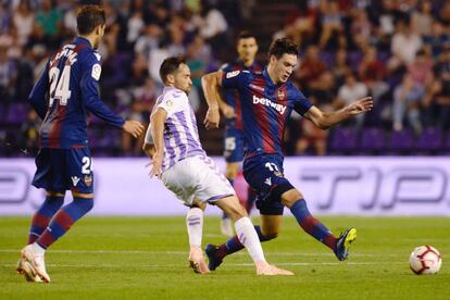 Nikola Vukcevic disputa un balón con Míchel durante el partido entre el Valladolid y el Levante.