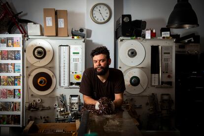 Luis González, dueño de La Cassettería, una fábrica y tienda de casetes, en la Travesía del Duque, el miércoles 16 de agosto.