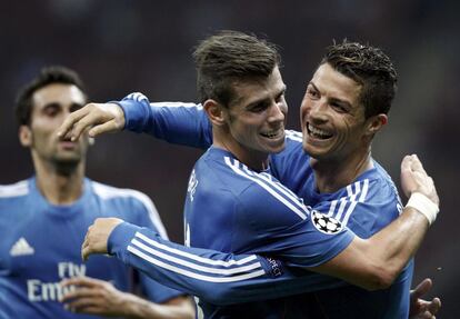 Cristiano Ronaldo celebra con Bale uno de los goles.