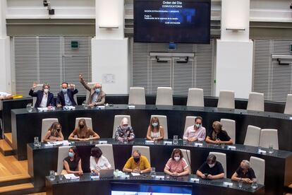 La votación durante el pleno del martes. Rita Maestre está sentada en la primera fila a la izquierda.