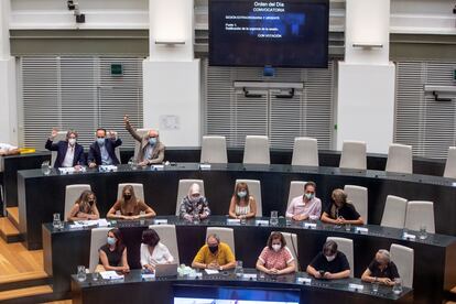 La votación durante el pleno del martes. Rita Maestre está sentada en la primera fila a la izquierda. 