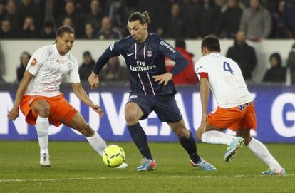 Ibrahimovic se marcha de dos rivales del Montpellier.