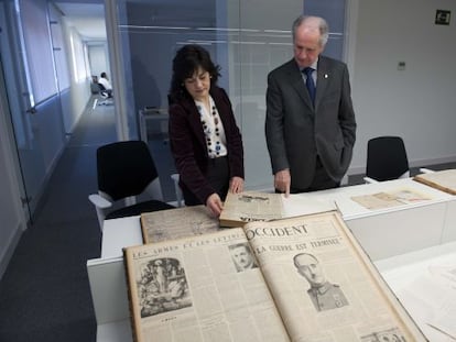 Juan María Atutxa e Irune Zuloaga observan documentación histórica sobre el nacionalismo vasco en la sede de la Fundación Sabino Arana, en Bilbao