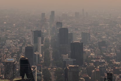 Vista aérea de la contaminación en el centro de Ciudad de México