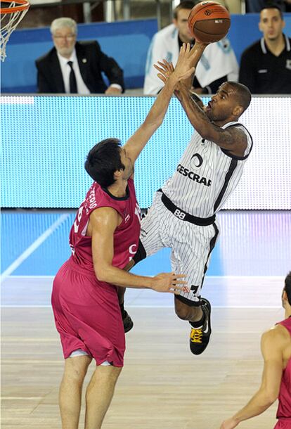 Jackson lanza ayer una canasta ante San Emeterio y Ribas.