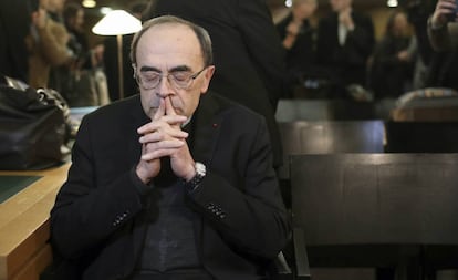 El cardenal Philippe Barbarin al inicio de su juicio en Lyon.