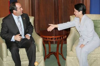 Gloria Macapagal Arroyo y José Bono, durante la reunión que ambos mantuvieron ayer.