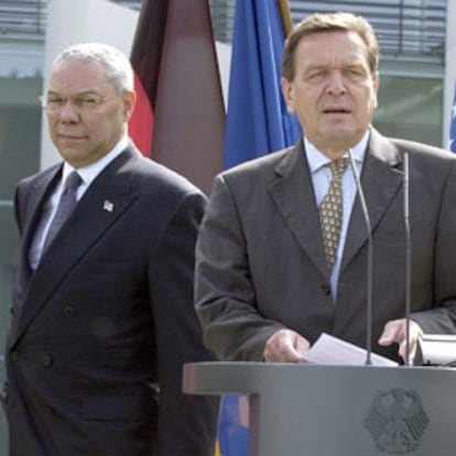 Colin Powell y Gerhard Schröder, durante su comparecencia pública en Berlín.