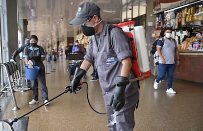 En la terminal de autobuses de Bogotá las medidas de sanidad se han intensificado y el flujo de viajeros se ha reducido al mínimo.