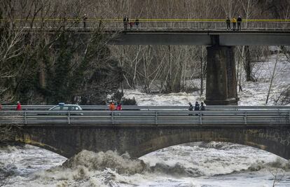 Agentes rurales en el puente de la C-63 junto a la presa del Pasteral, este miércoles.