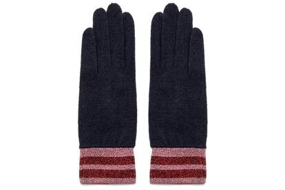 Guantes de punto con detalle de rayas de lúrex. Son de Bimba y Lola (32 euros).