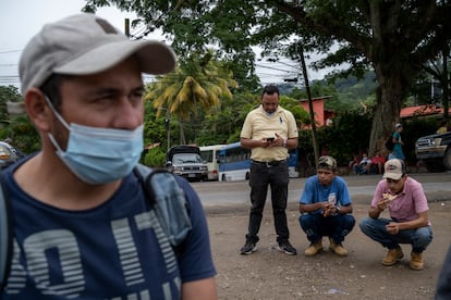 Varios hombres esperan a ser atendidos a las puertas del Centro de atención del Instituto Nacional de Migración, en Danlí. Esta oficina se encuentra junto a la carretera panamericana, con un tráfico constante de vehículos pesados y en pleno centro de la ciudad, lo cual provoca cada vez más malestar entre los locales y tensiones de convivencia con los recién llegados.