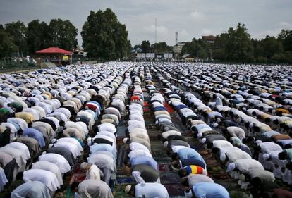 Oración del fin de Ramadán en Srinagar, Cachemira.