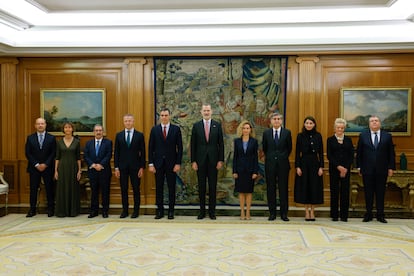 La foto de familia de los cuatro nuevos magistrados, el Rey y el resto de autoridades presentes en el acto de este sábado.
