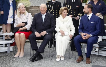 Los reyes de Noruega con los príncipes Haakon y Mette Marit.
