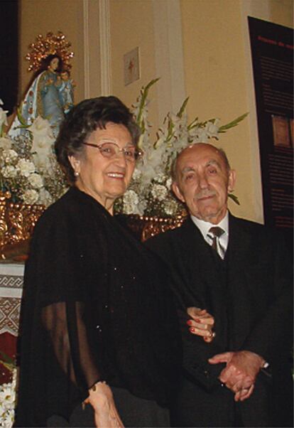 La tía Raimunda junto a su marido, José Espejo,
el día en que celebraron sus bodas de oro, en 2003.