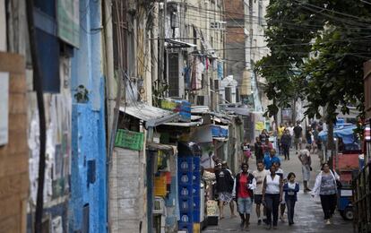Moradores da favela da Rocinha, nesta terça.