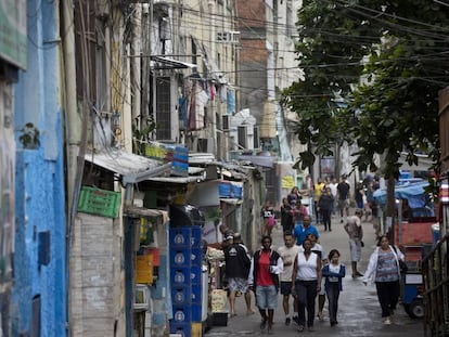 Moradores da favela da Rocinha, nesta ter&ccedil;a. 