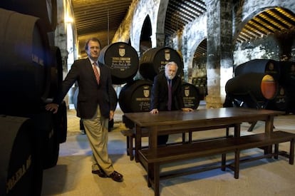 Ignacio y Tomás Osborne en la bodega la Sacristía, en el Puerto de Santa maría (Cádiz).