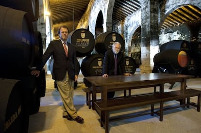 Ignacio y Tom&aacute;s Osborne en la bodega la Sacrist&iacute;a, en el Puerto de Santa mar&iacute;a (C&aacute;diz).