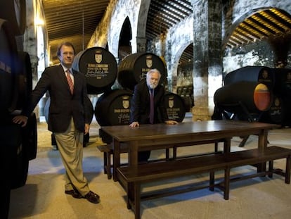 Ignacio y Tom&aacute;s Osborne en la bodega la Sacrist&iacute;a, en el Puerto de Santa mar&iacute;a (C&aacute;diz).