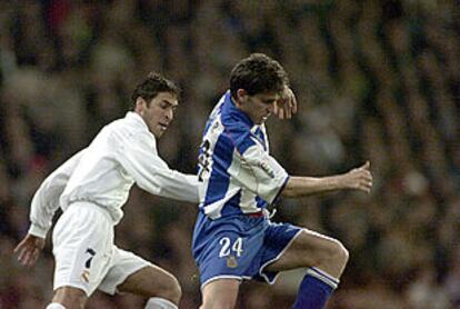 Raúl pelea con Héctor en el partido de Liga disputado en el Bernabéu.