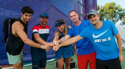 De izquierda a derecha: Juan Betancourt (pareja), Jorge García (técnico), Paula Badosa David Antona (preparador físico) y Daniel de la Serna (psicólogo y nutricionista) posan en Guadalajara.