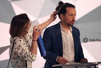 Pablo Iglesias, de Podemos, recibe los últimos retoques antes del debate.