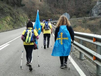 Un grupo de mujeres asturianas cruzan el Puerto Pajares para unirse a la cabecera de la Marcha. 