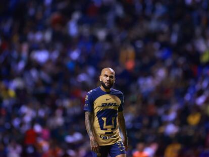 Dani Alves, durante un partido con el Pumas mexicano, en una foto de archivo.