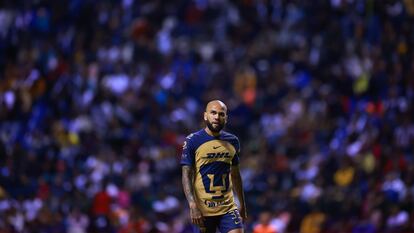 Dani Alves, durante un partido con el Pumas mexicano, en una foto de archivo.