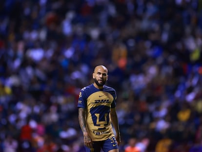 Dani Alves, durante un partido con el Pumas mexicano, en una foto de archivo.