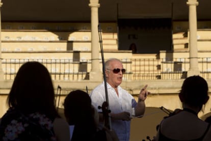 El director de orquesta Daniel Barenboim ensaya con la Orquesta West-Eastern Divan en la plaza de toros de Ronda (Málaga).