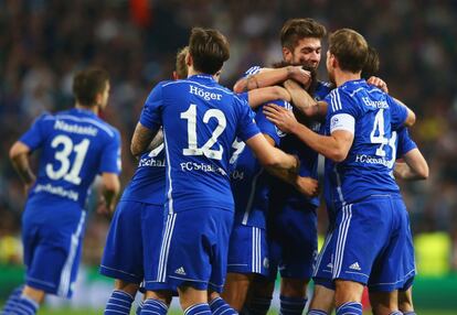 Los jugadores del Schalke celebran el tercer tanto de los alemanes, que mantiene vivas las esperanzas.