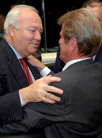 Moratinos (izquierda) abraza ayer a su homólogo francés, Kouchner.