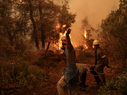 Voluntarios intentan extinguir el fuego en Galatsona, en la isla griega de Eubea, este viernes.