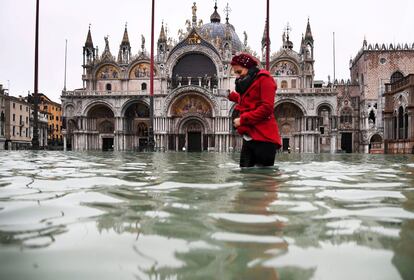 Uma mulher atravessa a Praça de São Marcos em Veneza. A cidade italiana foi inundada por uma excepcional ‘acqua alta’, um aumento incomum dos níveis da maré, em 13 de novembro.